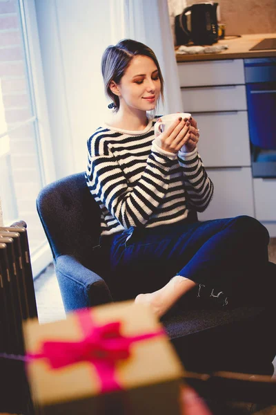 Schöne Rothaarige Mädchen Mit Geschenkboxen Sitzen Sessel — Stockfoto