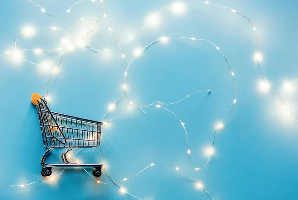 Корзина Супермаркета Металла Праздничными Огнями Феи Синем Фоне — стоковое фото
