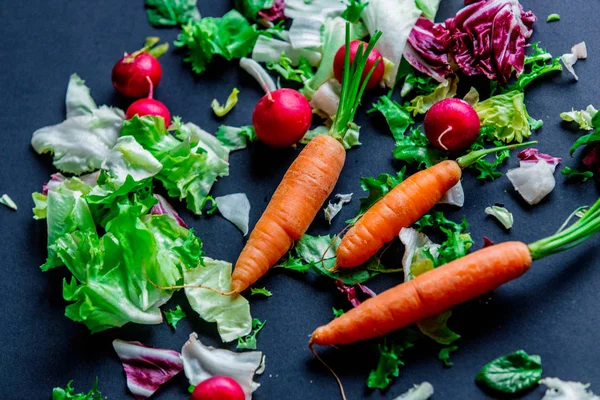 Tres Zanahorias Frescas Ensalada Con Rábano Sobre Fondo Oscuro — Foto de Stock