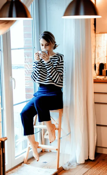 Schöne Rothaarige Mädchen Mit Tasse Kaffee Sitzt Auf Kleinen Treppen — Stockfoto