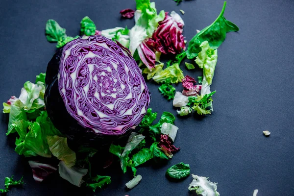 Repolho Vermelho Outras Saladas Fundo Escuro Vista Acima — Fotografia de Stock