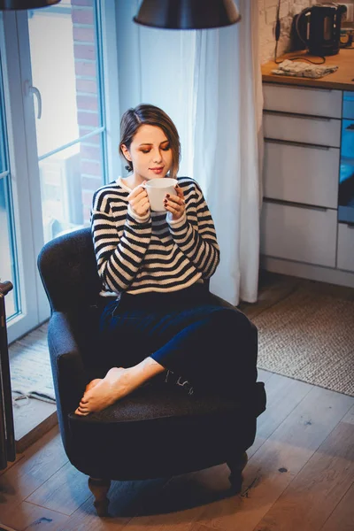 Schöne Rothaarige Mädchen Mit Tasse Kaffee Sitzt Sessel Hause Der — Stockfoto