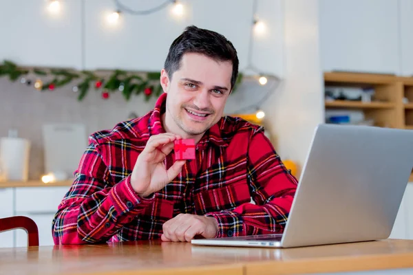 Vita Medelålders Mannen Röd Shirt Håller Presentask Och Letar Efter — Stockfoto