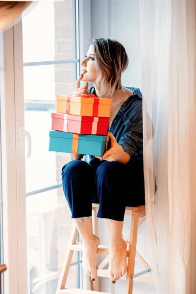 Schöne Rothaarige Mädchen Mit Geschenkboxen Sitzen Auf Kleinen Treppen Hause — Stockfoto