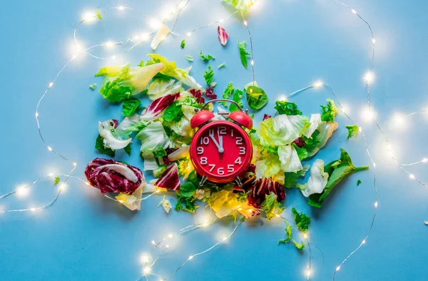 Chou Avec Réveil Rouge Lumières Fées Vacances Sur Fond Bleu — Photo