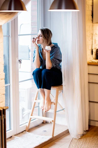 Stil Rothaarige Frau Mit Creme Für Körperpflege Sitzt Fenster Hause — Stockfoto