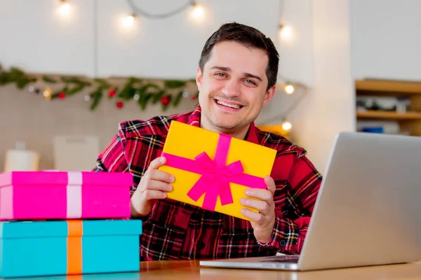 Vita Medelålders Mannen Röd Shirt Håller Presentask Och Letar Efter — Stockfoto