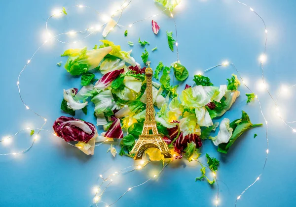 Kool Met Souvenir Eiffeltoren Vakantie Fairy Lichten Blauwe Achtergrond Boven — Stockfoto