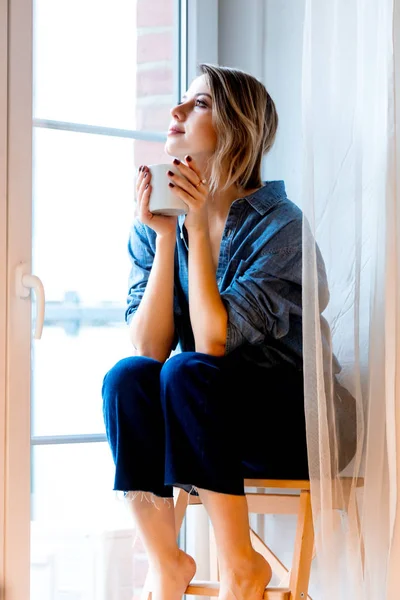 Schöne Rothaarige Mädchen Mit Warmer Tasse Kaffee Sitzt Auf Hölzernen — Stockfoto