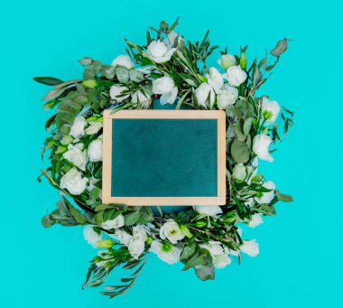 Beyaz güller ve turkuaz arka plan tahtaya çiçek çelenk dekoratif kompozisyonu.