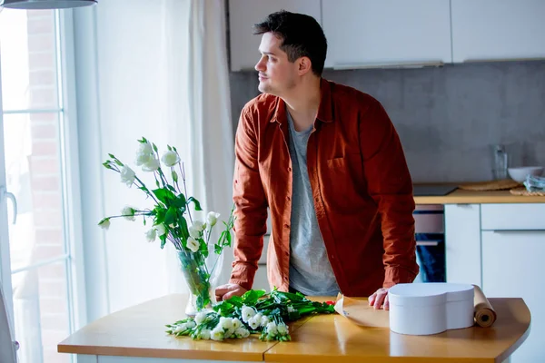 Junger Mann Florist Arbeitet Der Küche Hause Eigenes Geschäftskonzept — Stockfoto
