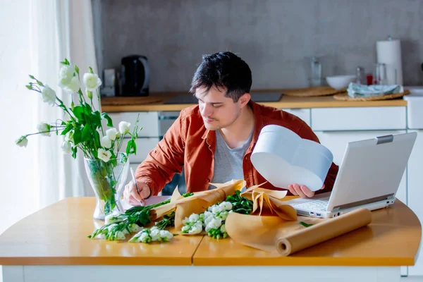 Ung Man Inslagning Wite Rosor Närvarande Köksbordet Egen Affärsidé — Stockfoto