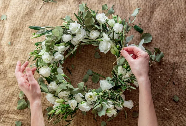 Mulher Adicionando Últimas Partes Grinalda Floral Com Rosas Brancas Fundo — Fotografia de Stock