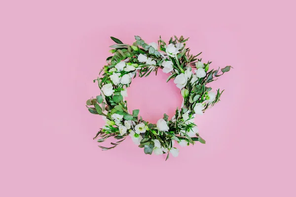 Grinalda Com Rosas Brancas Sobre Fundo Rosa — Fotografia de Stock