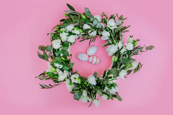 Grinalda Com Rosas Brancas Ovos Páscoa Fundo Rosa — Fotografia de Stock