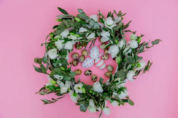 Grinalda Com Rosas Brancas Ovos Páscoa Fundo Rosa — Fotografia de Stock