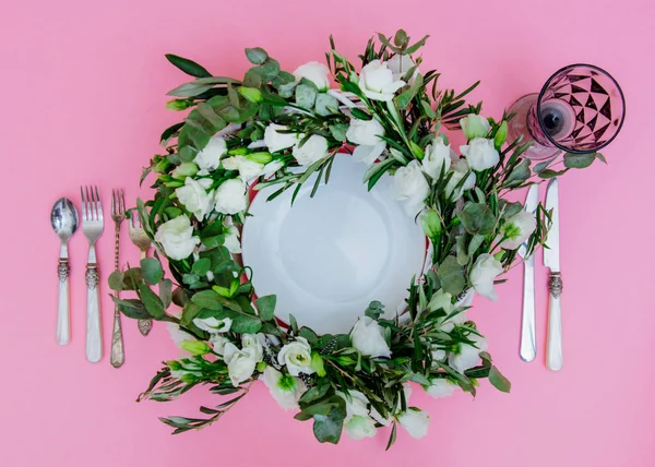 Grinalda Decorada Com Rosas Brancas Talheres Sobre Fundo Rosa — Fotografia de Stock