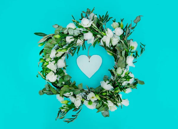 Grinalda Floral Feita Rosas Brancas Com Forma Coração Sobre Fundo — Fotografia de Stock