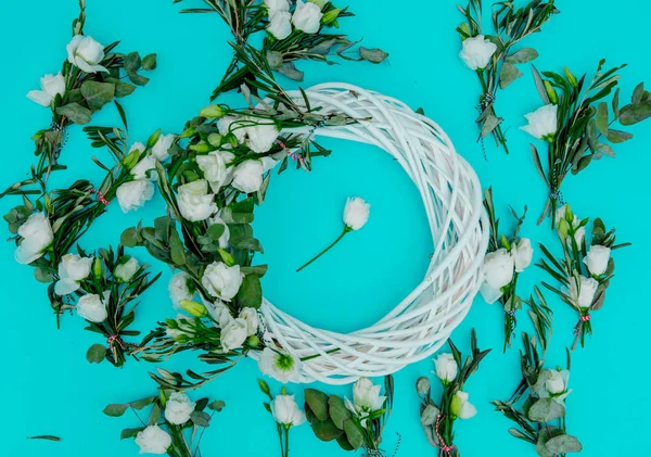 Grinalda Decorativa Com Rosas Brancas Fundo Turquesa — Fotografia de Stock