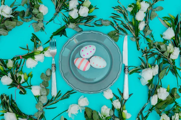 Composición Con Rosas Blancas Plato Cubiertos Con Huevos Pascua Sobre — Foto de Stock