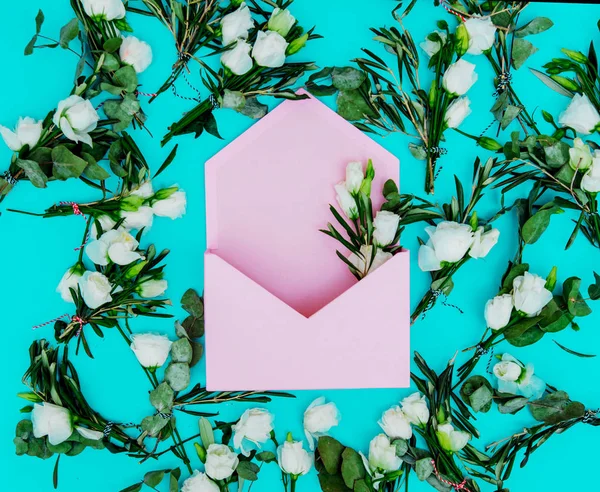 White Roses Opened Pastel Pink Envelope Turquoise Background — Stock Photo, Image