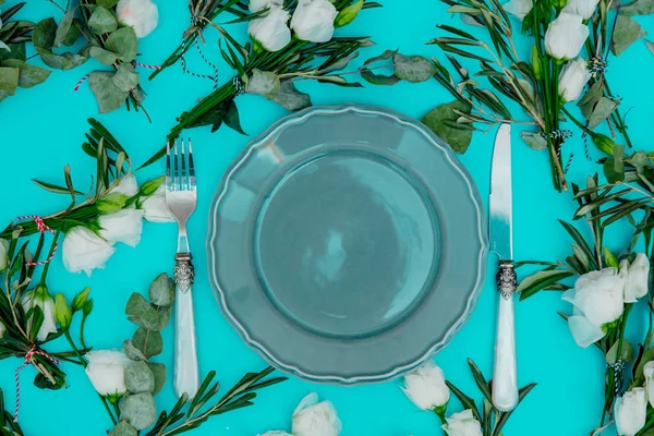 장미와 청록색 바탕에 나이프와 포크는 — 스톡 사진