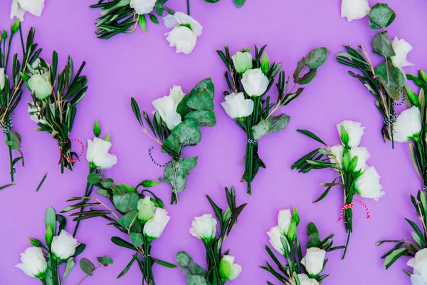 Rosas Blancas Sobre Fondo Púrpura —  Fotos de Stock