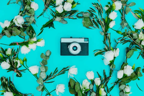 Cámara Vintage Con Rosas Blancas Sobre Fondo Turquesa — Foto de Stock