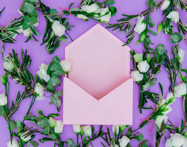 White Roses Pink Opened Envelope Purple Background — Stock Photo, Image