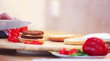 Hamburger görüntülemek ve ahşap zemin üzerine biber. Yan görünüm 