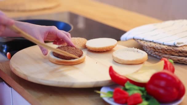 Hamburger Bekijken Peper Houten Achtergrond Zijaanzicht — Stockvideo