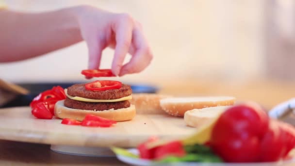 Hamburger Bekijken Peper Houten Achtergrond Zijaanzicht — Stockvideo