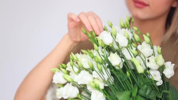 Menina Bonita Com Rosas Brancas Frescas Fundo Branco — Vídeo de Stock