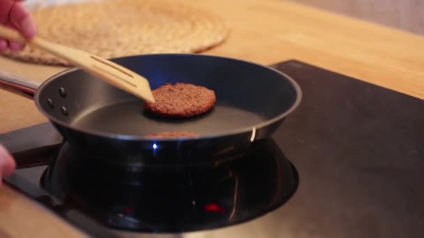 汉堡保暖平底锅上的肉片 — 图库视频影像