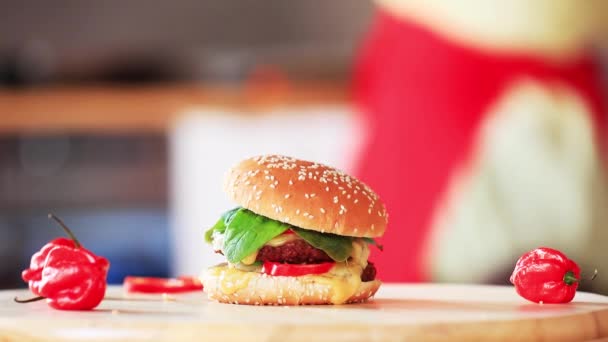 Zobacz Hamburger Pieprz Podłoże Drewniane Widok Boku — Wideo stockowe