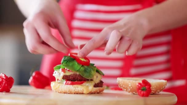 Zobacz Hamburger Pieprz Podłoże Drewniane Widok Boku — Wideo stockowe