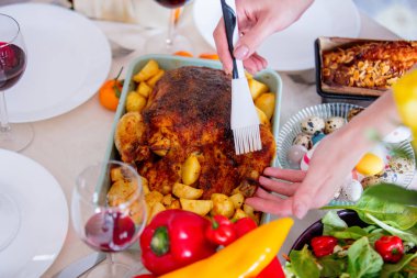 Fırında tavuk patates ve salata yemek zamanında ile masada 