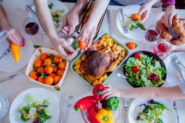 Paskalya tatili masada yemek ile görüntüleyin. Aile eller 