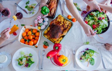 Paskalya tatili masada yemek ile görüntüleyin. Aile eller 