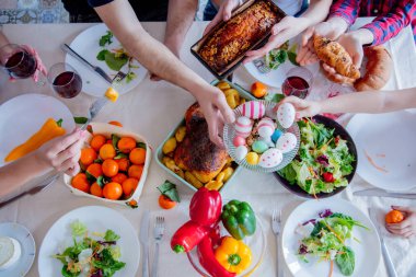Paskalya tatili masada yemek ile görüntüleyin. Aile eller 
