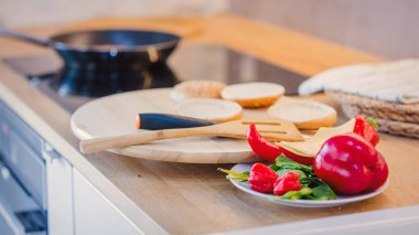 candind görünümü ızgara mear ve topuz beyaz evde hamburger yemek.