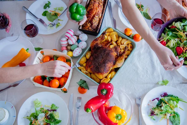 Visa Vid Påsk Semester Bord Med Mat Familjen Händer — Stockfoto