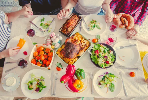 Visa Vid Påsk Semester Bord Med Mat Familjen Händer — Stockfoto