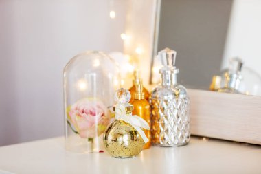 Parfüm şişeleri ve ayna yakınındaki rose bir tablo. Kavramı 