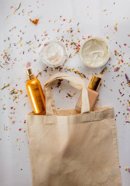 Cilt Bakımı krem parfüm ve keten çanta beyaz arka plan üzerinde bir kavanoza