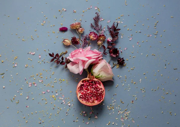 Гранат Украшенные Розы Листьями Лепестками Сером Фоне — стоковое фото