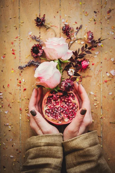 Manos Femeninas Sosteniendo Granada Rosas Decoradas Sobre Fondo Madera Vista —  Fotos de Stock