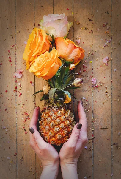 Manos Femeninas Sosteniendo Piña Rosas Amarillas Sobre Fondo Madera Por —  Fotos de Stock