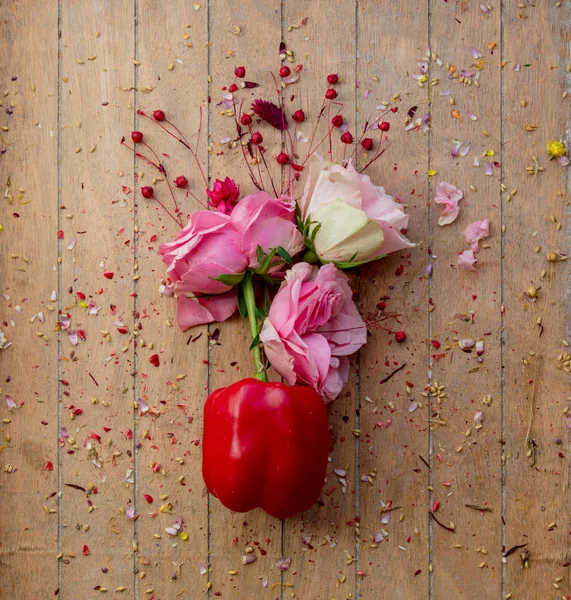 Ingericht Geel Roze Een Witte Rozen Met Rode Peper Houten — Stockfoto