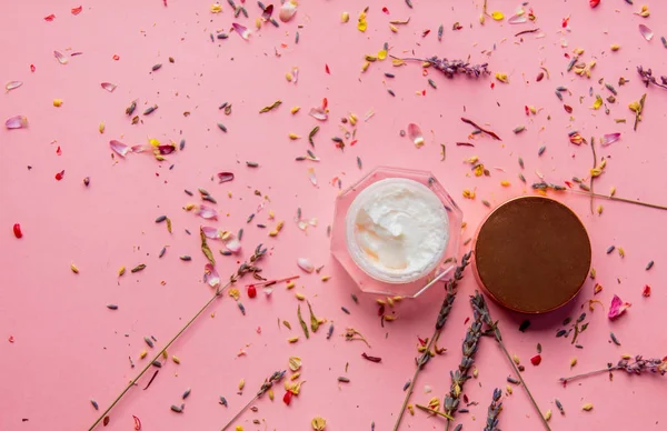 Huidverzorging Crème Een Pot Met Lavendel Bloemblaadjes Bladeren Roze Achtergrond — Stockfoto